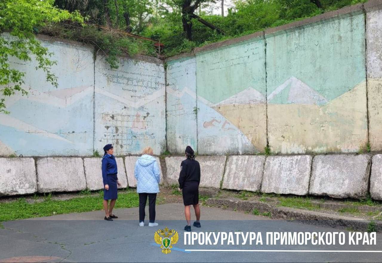 Прокуратура занялась делом о падении школьника с подпорной стены во Владивостоке Во Владивостоке 8-летний ребёнок получил травмы, сорвавшись с подпорной стены возле школы №21 — инцидент случился 22 мая. Как выяснилось, опасный участок находится в муниципальной собственности, при этом часть стены вообще не ограждена. Прокуратура проверяет, соответствует ли конструкция нормам безопасности и должным образом ли благоустроена территория. Также чиновникам напомнили, что на школьных участках не место подобной халатности. / Реклама БЕСПЛАТНЫЙ КОФЕ