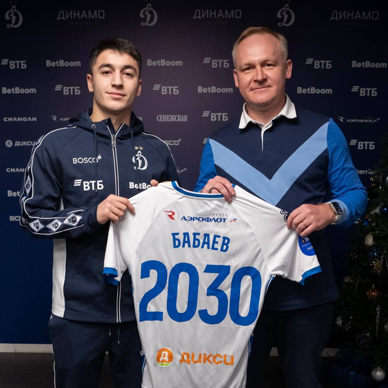 ДИНАМО ПРОДЛИЛО КОНТРАКТ С УЛЬВИ БАБАЕВЫМ Нападающий подписал с клубом новое соглашение до лета 2029 года с опцией продления ещё на сезон до лета 2030 года Ранее сообщалось об интересе к игроку со стороны Спартака