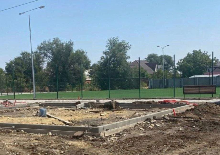 Новая детская площадка появится в Ипатово  Начались работы по строительству детской площадки в городе Ипатовона улице Свердлова. Для детворы установят современный игровой комплекс: качели, качалку и балансир, а для удобства посетителей – декоративные скамьи. Также площадку оборудуют безопасным резиновым покрытием.  – Чем больше мест для отдыха с детьми, тем лучше. С удовольствием буду водить на новую площадку внука, – поделилась местная жительница Людмила Иванова.  Обустройство объекта ведётся по краевой программе «Развитие жилищно-коммунального хозяйства, защита населения и территории от чрезвычайных ситуаций». Финансирование осуществляется из регионального и местного бюджетов.  В прошлом году на Ставрополье на благоустройство 32 детских площадок из краевого бюджета было направлено 38,8 млн рублей. В этом году на реализацию программы предусмотрено 97 млн руб., что позволит благоустроить 61 детскую площадку.