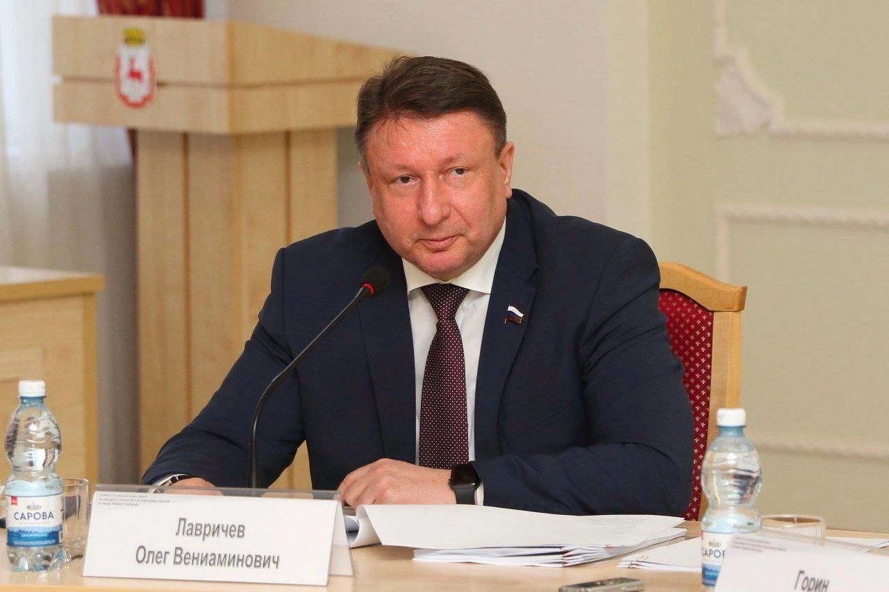 Экс главу гордумы Нижнего Новгорода могут посадить на 12 лет за растрату Прокуратура требует 12 лет колонии для Олега Лавричева бывшего гендиректора Арзамасского приборостроительного завода пишет Ъ Приволжье Его обвиняют в мошенничестве и растрате 62 млн рублей по версии следствия он за счет предприятия купил медоборудование для клиники жены и незаконно приобрел заводскую недвижимость через подставных лиц Лавричев вину признал но отрицает корыстный умысел он якобы старался помочь выполняя наказы избирателей и решение совета директоров завода Его сообщнице экс юристу предприятия грозит условный срок Подписаться Мы в MAX Буст