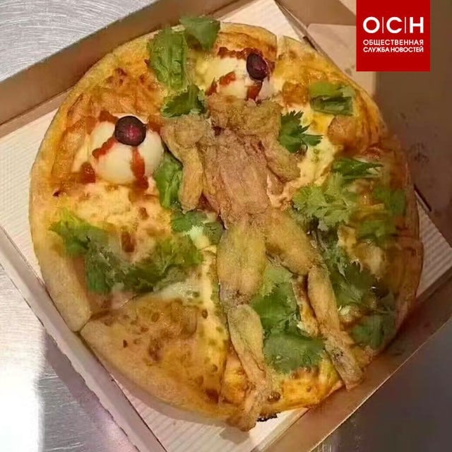 Китайский PizzaHut выпустил "французский спешл" — пиццу с жареной в панировке лягушкой. Судя по комментариям в Сети, новинка вряд ли станет хитом продаж.    Интересные фото на ОСН