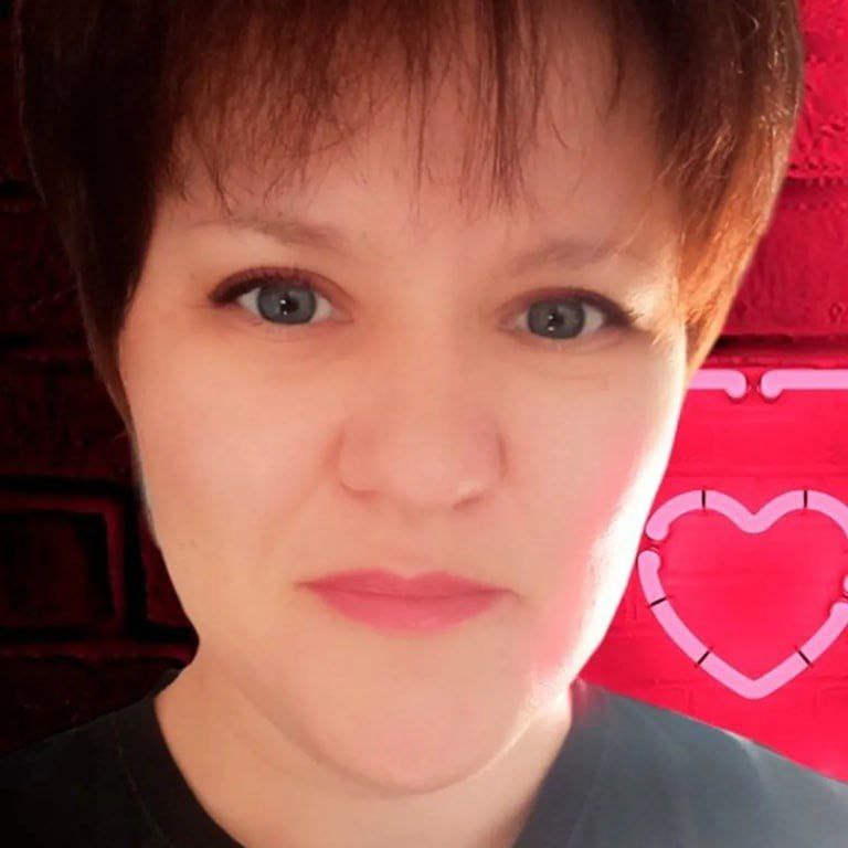 Суд в Екатеринбурге приговорил к 20 годам колонии экс-сотрудницу Рефтинской птицефабрики по делу о госизмене Судья Центрального окружного военного суда Сергей Телеба вынес приговор по делу 39-летней Валерии Марченко из пгт Рефтинский, задержанной в марте 2024 года. Её признали виновной по трём статьям УК – о госизмене 275 УК , прохождении обучения с целью террористической деятельности 205.3 УК и покушении на теракт часть 2 статьи 205 с применением статьи 30 УК . До ареста Марченко работала машинисткой аммиачно-холодильных установок на птицефабрике «Рефтинская». У неё есть 20-летний сын и 13-летняя дочь. Несовершеннолетняя дочь по решению суда будет находиться под опекой. Рассмотрение дела проходило в закрытом режиме, подробности об обвинении и личности Марченко стали известны от источников СМИ и писем Марченко из СИЗО. В одном из писем Марченко писала: «Зоя Космодемьянская, Людмила Павличенко, Николай Иванович Кузнецов – те советские герои, которые послужили для меня примером». По некоторым данным, Марченко задержали, когда она направлялась к областному военкомату в Екатеринбурге с восемью «коктейлями Молотова». Также ей вменялось общение с украинскими спецслужбами. Фото: соцсети Телеграм-канал Поддержать Подписаться Прислать новость 18+