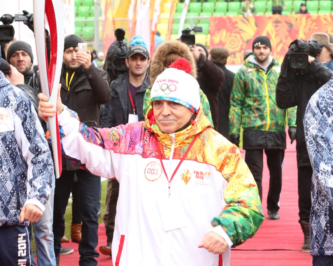 Сегодня 80 летие отмечает первый олимпийский чемпион на Северном Кавказе по вольной борьбе легенда отечественного спорта Загалав Абдулбеков Загалав Абдулбеков родился 29 декабря 1945 года в высокогорном селе Карата Ахвахского района Вольной борьбой начал заниматься с юных лет и уже в молодом возрасте заявил о себе на всесоюзной спортивной арене войдя в число сильнейших борцов страны Главного успеха в спортивной карьере он добился в 1972 году завоевав золотую медаль Олимпийских игр в Мюнхене Эта победа стала исторической Абдулбеков стал первым олимпийским чемпионом на Северном Кавказе по вольной борьбе принеся региону мировое спортивное признание В разные годы он также становился чемпионом мира и Европы неоднократным победителем и призёром чемпионатов СССР После завершения спортивной карьеры Загалав Абдулбеков посвятил себя тренерской и общественной деятельности внес значительный вклад в развитие вольной борьбы и подготовку молодых спортсменов