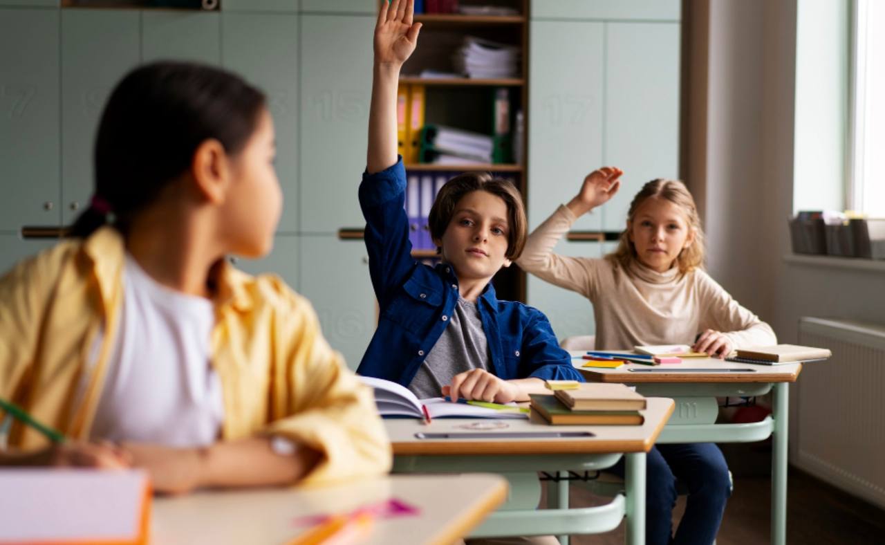 Курс Россия мои горизонты делает ставку на развитие регионального компонента Профориентационный курс охватил более 8 5 млн школьников по всей стране и переходит на новый этап развития с акцентом на региональную составляющую В первом полугодии 2025 2026 учебного года в школах прошло 16 внеурочных занятий для учеников 6 11 классов включающих профориентационные практико ориентированные и отраслевые модули На занятиях школьники смогли познакомиться с актуальными профессиями и с помощью платформы Билет в будущее спланировать свой образовательно профессиональный путь Курс Россия мои горизонты помогает миллионам школьников осознанно выбрать свой профессиональный путь Включение регионального компонента позволит ребятам увидеть конкретные возможности для роста и построения карьеры в своем родном регионе отметил Министр просвещения России Сергей Кравцов В 75 регионах началась апробация обновленного курса в котором до 17 из 34 часов могут быть заменены на занятия посвященные ключевым отраслям экономики региона Развитие регионального компонента ключевой вектор для курса подчеркнул Иван Есин Мы видим как каждый регион наполняет программу своим уникальным содержанием знакомя школьников с реальными предприятиями и профессиями родного края Эта модель создает прочную связь между образованием локальной экономикой и будущим каждого ученика помогая молодым людям строить успешную карьеру там где они родились и выросли ЛНР Камчатский край Республика Дагестан Свердловская область Республика Крым и Тюменская область активно включились в процесс разрабатывая занятия отражающие специфику местной экономики и социальной сферы В начале учебного года Фонд гуманитарных проектов при поддержке Минпросвещения России провел масштабный профориентационный форум Россия мои горизонты который поддержали более 150 тыс участников из 62 регионов Общественная палата России Телеграм МАХ ВКонтакте