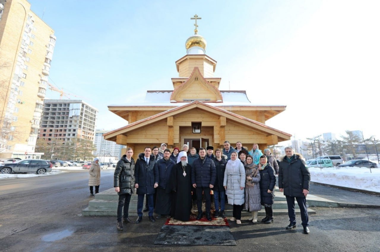 В Уфе после реконструкции открылся храм Кирилла и Мефодия  Маленькую церковь  построили в 1993 году из сборно-щитовых деревянных конструкций, спустя 30 лет здание пришло в аварийное состояние.  Реконструкцию выполнили по поручению Главы Башкирии, работы начались в августе 2024 года при поддержке меценатов.  «Обустроены теплые полы, подведены коммуникации. На крыше возвышается купол с крестом, смонтирована подсветка здания. По индивидуальному заказу изготовлена икона Святых Кирилла и Мефодия из смальты, которую поместили на фасад. Благоустроена прилегающая территория», — сообщили в пресс-службе мэрии.  «Мы рассматривали разные варианты и остановились на этом — уютном и красивом, где теперь будут собираться прихожане. Пусть это место радует горожан», — сказал на церемонии открытия глава администрации Уфы Ратмир Мавлиев.   Моя Уфа. Подписаться   Прислать новость