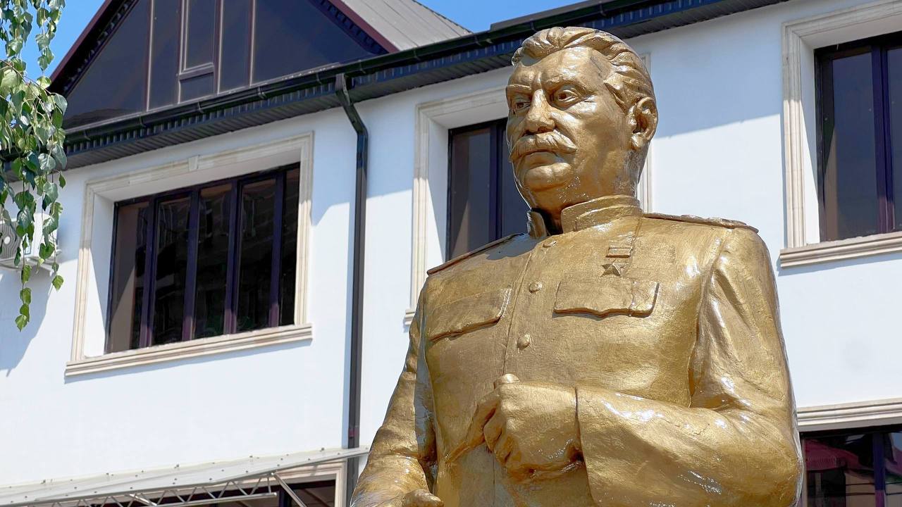 Памятник Сталину в Цхинвале восстановили за счет родителей вандалов! Работы были проведены на средства родителей школьников, которые ранее повредили памятник молотком.