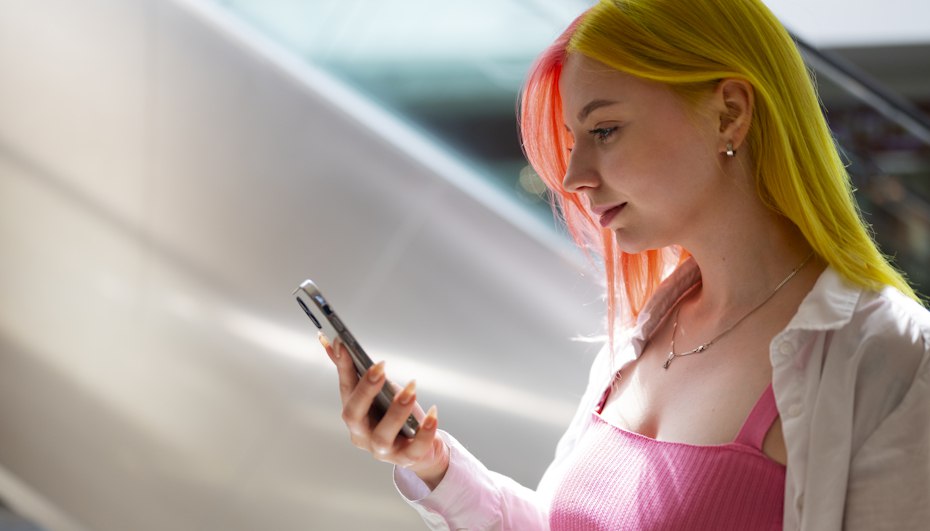 Опасения сбылись операторы и провайдеры начали объявлять о повышении тарифов Операторы сотовой связи и провайдеры интернета начали рассылать абонентам уведомления о пересмотре тарифов Новые расценки вступят в силу с января 2026 года а в некоторых случаях даже раньше По традиции цены вырастут в основном на архивных тарифах причём таковыми скоро начнут считаться те что сейчас являются актуальными и доступны к подключению или переходу Абонентская плата на них увеличится не несколько десятков рублей а в отдельных случаях на 100 150 рублей в месяц В T2 объяснили необходимость увеличения тарифов ростом расходов который вызван инфляцией и возросшей налоговой нагрузкой Компании также несут дополнительные затраты на электроэнергию аренду и закупку оборудования Провайдеры фиксированной связи Дом ру Ростелеком и Планета также анонсировали повышение тарифов Стоимость их услуг увеличится на 50 260 рублей в месяц iguides