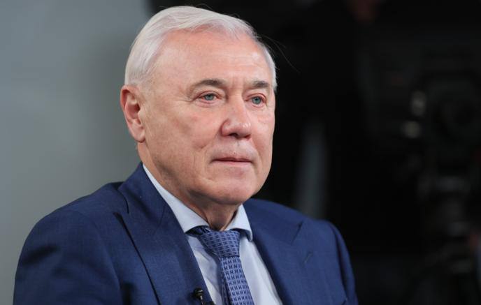 Госдума закон о разных процентных ставках по семейной ипотеке могут принять в начале 2026 года Председатель комитета Госдумы по финансовому рынку Анатолий Аксаков рассказал что пока противников этому документу нет Так в Госдуме обсуждают варианты снижения ставок по cемейной ипотеке в зависимости от числа детей При рождении третьего ребенка ставка может опуститься до 4 При этом как ранее отмечал Аксаков при рождении в семье близнецов или двойняшек ставка будет считаться как за второго ребенка и составлять 6 Законы стройки в MAX