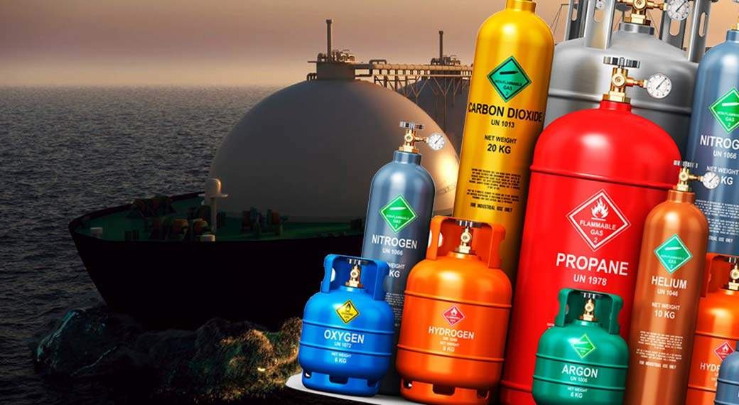 Газ кончился в регионах закрываются заправки и могут встать автобусы В России неожиданно возник дефицит газомоторного топлива Сжиженного углеводородного газа СУГ не хватает в Нижегородской Ярославской Волгоградской областях в Татарстане и даже в Московском регионе Участники рынка бьют тревогу запасы на исходе Группа компаний Реал Инвест уже закрыла часть своих заправок На станции Сергач скопилось около 2 5 тысячи тонн газа который не могут разгрузить При этом компания недополучила 1 8 тысячи тонн это месячный объём продаж всей сети В Реал Инвесте предупреждают под угрозой контракты с государственными учреждениями войсковыми частями и автобусными парками Если ситуация не изменится скоро встанут не только заправки но и общественный транспорт Представитель Ока Пропан описывает ситуацию без прикрас В Нижегородской области мы пока держимся но уже на исходе В Волгограде Иваново и Ярославле газ у нас закончился Тяжело Причин две 1 логистический коллапс на железной дороге 2 главная заводы ещё в декабре отправили львиную долю сжиженного газа на экспорт Там цены выше а значит продавать за границу выгоднее чем обеспечивать внутренний рынок 3 и не забываем про атаки на газоперерабатывающие заводы которые остановливают производства на месяца В итоге Россия страна с крупнейшими запасами газа осталась без топлива для собственных машин и автобусов Честно и точка Мы ГОВОРИМ другие МОЛЧАТ