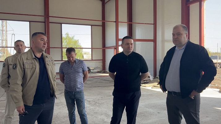 «Единая Россия» взяла на особый контроль строительство водозабора в Саратовской области В поселке Самойловка Саратовской области новый водозабор готов всего на 48%, хотя завершить работы следовало еще в 2024 году, рассказал депутат Госдумы Андрей Воробьев. Он провел совещание на месте строительства водозабора, в котором приняли участие представители регионального Минстроя, стройконтроля, руководство района и подрядчик. Речь шла детально о каждом этапе работ, наличии техники и материалов на объекте, количестве рабочих. «У нас снова с подрядчиком был долгий и серьезный разговор. Переносили сроки, были проблемы с поставками оборудования. Вроде, тогда все мы вошли в положение – объект важный, от него запитан весь центр поселка. Если подрядчик не ускорится, придется разрывать с ним все отношения. Озвучены новые сроки: осенью объект должен быть сдан», – рассказал депутат. Федеральное финансирование проекта - свыше 300 млн рублей, рассказал Воробьев. Более 6 тысяч жителей Самойловки ждут, что у них будет круглый год чистая вода, добавил парламентарий.
