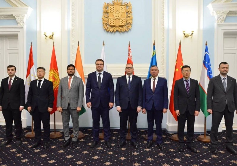 Омская область усиливает сотрудничество со странами ШОС Губернатор Виталий Хоценко встретился с представителями дипломатических миссий стран членов Шанхайской организации сотрудничества В мероприятии приняли участие дипломаты Казахстана Китая Индии Беларуси Узбекистана Киргизии и Таджикистана На эти страны приходится более 70 внешнеторгового оборота региона Обсуждали расширение промышленной кооперации проекты в энергетике и машиностроении взаимодействие в агропроме и нефтехимии а также участие омских предприятий в международных выставках Отдельный блок обсуждения гуманитарные инициативы академическая мобильность и совместные научные проекты