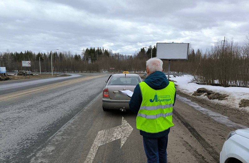 В Архангельской области продолжаются профилактические рейды по выявлению нелегальных перевозчиков  Профилактические мероприятия при участии представителей регионального министерства транспорта, дорожного агентства «Архангельскавтодор», Госавтоинспекции и Ространснадзора прошли в Северодвинске и в Новодвинске.  У водителей такси проверяли наличие обязательных документов: разрешения на перевозку пассажиров, путевого листа, полиса страхования ОСАГО и ОСГОП, а также выполнение требований по оснащению автомобилей, использующихся в качестве такси, фонарем оранжевого цвета, цветографической схемой.  Также сотрудники Ространснадзора проводили проверку грузовых автомобилей и автобусов.   – По итогу двух профилактических мероприятий было выявлено пять нарушений среди перевозчиков, в том числе два факта незаконной установки опознавательного фонаря легкового такси, – рассказал заместитель министра транспорта Архангельской области Сергей Фокин. – Перевозчики будут привлечены к административной ответственности.