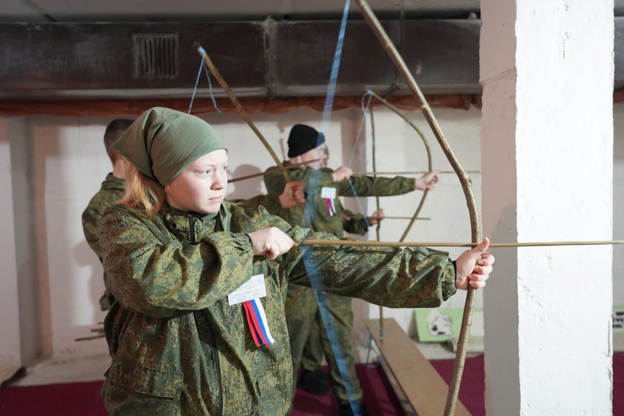 Военно-спортивная игра «Тропа северян» прошла на базе Новоандросовской школы Железногорского района. Участие в ней приняли команды из 5 районов – Железногорского, Дмитриевского, Конышевского, Поныровского и Фатежского.   На мероприятии присутствовал Герой Российской Федерации Давид Малыйкин. Он выступил с напутственным словом и поддержал ребят, а в завершении отметил наградами.  «История показывает, что у нашей страны должны быть верные, надежные и хорошо подготовленные защитники», – подчеркнул Давид Малыйкин.   Школьники состязались в практической стрельбе, сборке и разборке автомата, метании ножа и гранат, спасении утопающего. Также ребята приняли участие в исторической викторине.    Абсолютным победителем стала команда Фатежского района, второе место заняла команда Железногорского района, третье – команда Конышевского района. #молодежь46