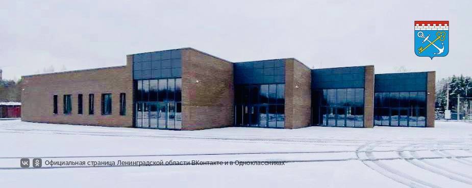 Филиал выставки Россия откроется во Всеволожске Об этом сообщил губернатор Александр Дрозденко Ленинградский областной комитет по управлению государственным имуществом завершил сделку по приобретению здания на проспекте Культуры площадью 1 4 тысячи кв метров Здесь сможем разместить и экспозицию достижений Ленобласти и всей страны и сцену со зрительным залом отметил глава региона Важным аргументом при выборе площадки стало наличие достаточных парковочных площадей для посетителей и возможность проведения уличных тематических мероприятий Площадь прилегающего участка составляет почти 4 тысячи кв метров Информационно туристский центр который станет пользователем здания приступил к проектированию будущей экспозиции ЛенинградскаяОбласть регион47 Команда47