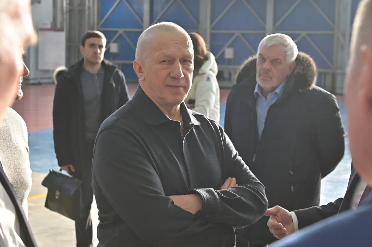 Юрий Трутнев посетил Улан Удэнский авиационный завод В рамках рабочей поездки в Бурятию полпред Президента в ДФО Юрий Трутнев посетил Улан Удэнский авиационный завод холдинга Вертолеты России Госкорпорации Ростех Улан Удэнский авиационный завод одно из крупнейших предприятий российской авиационной промышленности более 85 лет сохраняет статус одного из ключевых производителей вертолётной техники страны сочетая опыт нескольких поколений с современными технологиями За свою историю завод выпустил более 9000 летательных аппаратов как вертолётов так и самолётов Предприятие производит многоцелевой вертолёт Ми 8 171 самый массовый двухдвигательный вертолет в мире Принимает активное участие в расширении гражданской линейки вертолетной техники развитии перспективных проектов на предприятии ведется работа по серийному выпуску нового многофункционального вертолета Ми 171АЗ для шельфовых работ  Завод имеет собственный сертифицированный учебный центр для подготовки и переподготовки лётных экипажей и инженерно технического персонала Отдельная гордость уникальный тренажёр вертолёта Ми 171АЗ На предприятии сосредоточен полный технологический комплекс изготовления авиационной техники Сегодня завод производит вертолеты Ми 8АМТ в грузовом пассажирском поисково спасательном противопожарном медицинском VIP конвертируемом транспортный VIP вариантах многофункциональные вертолеты Ми 171 и Ми 171А2 Ведется изготовление первых серийный машин нового поколения Ми 171А3  Говоря о перспективах Юрий Трутнев подчеркнул необходимость повышения конкурентоспособности производства несмотря на объективные успехи и передовые технологии Мы говорили о том что кроме винта который держит машину неплохо бы подумать над винтом который способствует движению и тянет или толкает машину Это бы сказалось на скорости и экономичности Сейчас появились новые возможности Если раньше для того чтобы передать крутящий момент от двигателя расположенного сверху машины нужна была сложная трансмиссия которая требовала высоких параметров по надежности и которая добавила бы веса то сейчас это можно сделать электроприводом Этим надо заниматься тенденцию мы или подхватим и будем рядом с другими странами которые работают над этой технологией или отстаём Я вернусь в Москву приглашу к себе представителей министерства промышленности и торговли Ростеха и мы поговорим на эту тему потому что прогресс и наши возможности удержаться в конкуренции одно из самых важных направлений которые мы в Правительстве должны отслеживать и контролировать