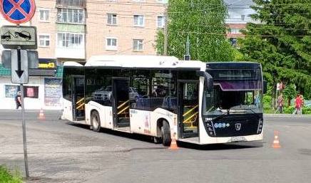 ‼ В Нововятске автобус сбил пешехода. Авария произошла сегодня днем на улице Советской. Водитель автобуса 16-го маршрута совершил наезд на женщину-пешехода. Пострадавшая госпитализирована.