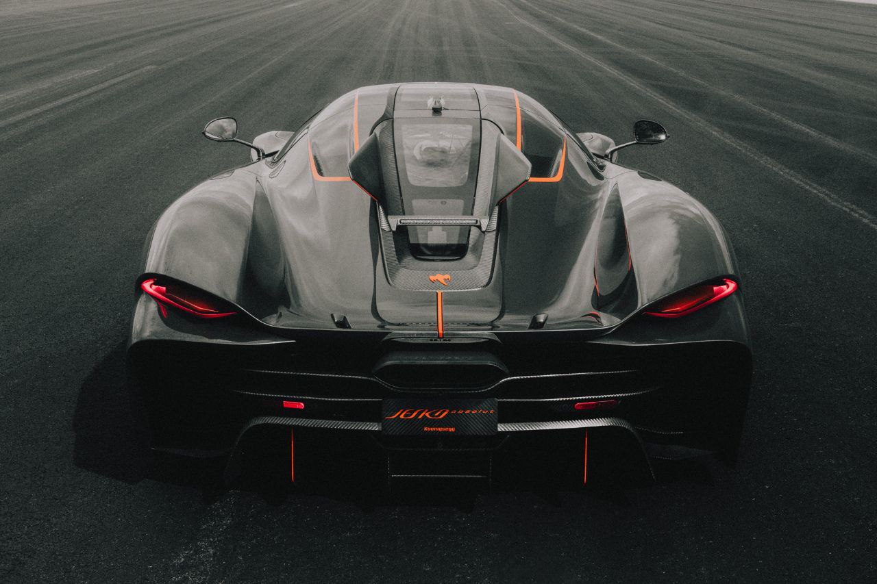 Koenigsegg Jesko Absolut установил рекорд разгона и торможения  Речь о рекорде в дисциплине 0-400-0, то есть в разгоне до 400 км/ч с последующей остановкой. На всё это у Абсолюта ушло 25,21 с. Это мировой рекорд для омологированных дорожных автомобилей, заявили шведы. Ускорение с места до 400 км/ч заняло 16,77 с, а  торможение с четырёхсот — 8,44 с.  Koenigsegg Jesko Absolut улучшил собственное прошлогоднее достижение в 27,83 с.  С тех пор инженеры доработали систему управления двигателем, трансмиссией и контроль тяги. Заезд Абсолюта проходил 7 августа на аэродроме Эребру, но только сейчас компания обнародовала результат. За рулём гиперкара был тест-пилот компании Маркус Лунд.  Напомним, что одним из первых гиперкаров, поразивших публику в упражнении 0-400-0, был Bugatti Chiron, который в 2017 году справился за 41,96 с. С тех пор автостроители, как видим, сократили это время почти вдвое.  В июле 2025-го родственная модель, Koenigsegg Sadair s Spear, стала самым быстрым серийным автомобилем в Гудвуде. А ещё интересно, что расчётная максималка у Koenigsegg Jesko Absolut — более 530 км/ч. Но такой рекорд мы ещё ждём.
