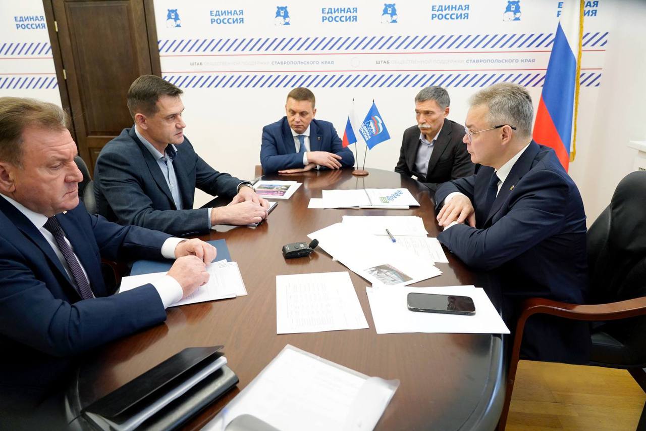 Сегодня в день рождения Единой России провел прием граждан в региональной приемной партии На встречу пришли около десяти человек Среди них руководитель краевой Федерации настольного тенниса Сергей Валерьевич Клипуновский Он обратился с просьбой помочь в строительстве комплекса для занятий этим видом спорта в Ставрополе В крае около 2 тысяч человек сегодня занимаются этим спортом Наши спортсмены ежегодно показывают лучшие результаты в СКФО достойно представляют край на всероссийских и международных соревнованиях Трое наших ребят входят в сборную России по настольному теннису Но помещение отвечающее всем стандартам способное принимать соревнования по этому виду спорта есть только в Ессентуках Спортсменам Ставрополя приходится тренироваться в неприспособленных местах Комплекс можно построить попав в инвестиционную программу Федерации настольного тенниса России Ими уже реализовано около 20 таких объектов по всей стране Попросил мэра Ставрополя Ивана Ивановича Ульянченко в кратчайшие сроки подобрать и выделить необходимый для строительства участок земли Министерству физкультуры и спорта поручил до конца недели подготовить соответствующее обращение в Федерацию настольного тенниса России Приложим все силы чтобы новый спортивный комплекс появился в Ставрополе уже в следующем году Подписывайтесь на мой канал в MAХ