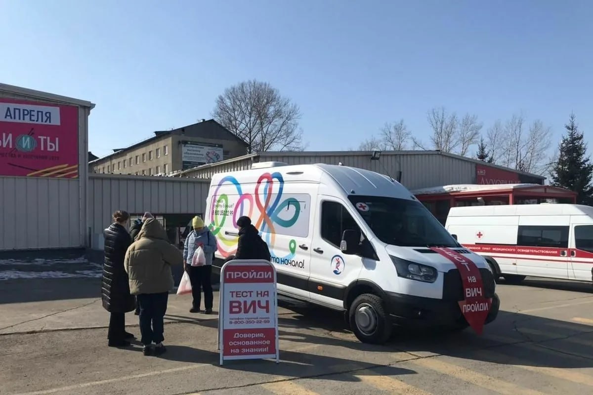 Победили на бумаге проиграли в реальности Минздрав РФ радостно отчитался заболеваемость ВИЧ в России достигла исторического минимума Но если верить статистике Иркутская область не Россия По заболеваемости чумой 21 века мы находимся на втором месте в стране Из 100 тысяч населения заболевает 75 7 человек У Москвы для сравнения этот показатель составляет 11 3 В семь раз меньше За 2024 год врачи Приангарья выявили 1712 новых случаев За первые пять месяцев 2025 года еще 611 заражений Основной путь передачи половой 91 всех случаев Через наркотики 8 3 С диагнозом в регионе живут почти 32 тысячи человек В 2022 году их было 28 218 Рост за три года около 4 тысяч Но в Минздраве упорно называют это историческим минимумом Видимо там своя система координат