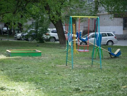 Проработаем муниципальные программы замены детских площадок в Вологде и Череповце   Напомню, двум городам Губернатором Георгием Филимоновым поставлена задача — модернизировать детские игровые зоны во дворах, заменив устаревшие и небезопасные площадки на современные и функциональные.  В Череповце уже составили список - требуется порядка 220 новых городков.  Приоритет будет отдан площадкам, которые объединяют несколько дворов и рассчитаны на разные возрастные группы — от малышей до подростков. Кроме того, предусмотрено создание универсальных зон, где смогут заниматься физкультурой и взрослые.    Сейчас прорабатываются различные модели финансирования — с привлечением средств областного и муниципальных бюджетов, возможным участием управляющих компаний и жителей. Подготовленные проекты будут представлены Губернатору, для того, чтобы определить наилучшие и наиболее эффективные решения для их реализации.