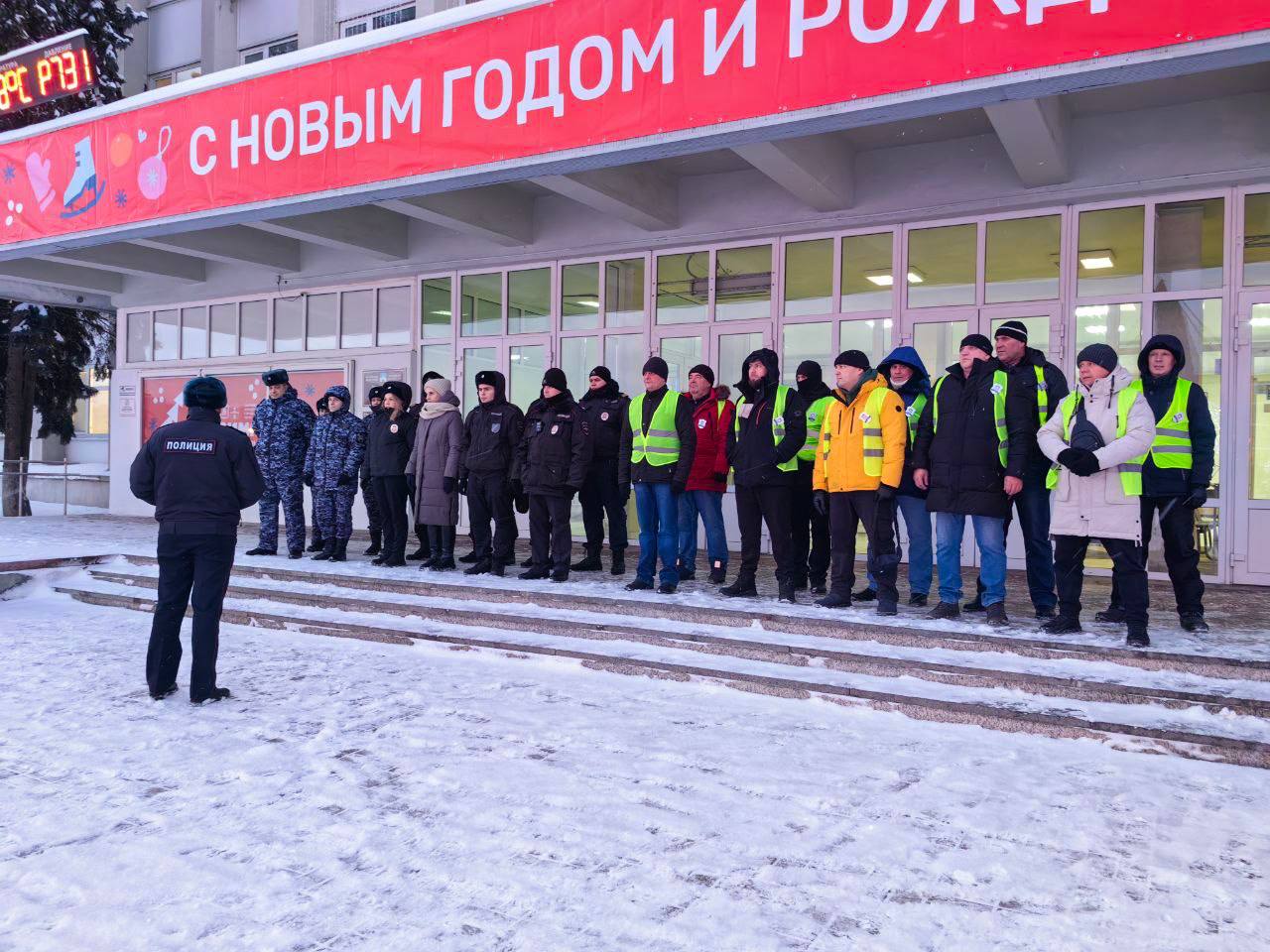 "Народную дружину" при администрации Сергиева Посада впервые показал заместитель главы городского округа по безопасности Павел Бронников. Он написал, что её члены сегодня помогали полиции следить за порядком на Советской площади во время выступления Деда Мороза.    Кто знает, это реальные помощники полиции или показуха для освоения бюджета? Есть знакомые в их рядах?