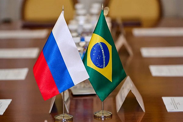 Россия предложила Бразилии открыть прямое авиасообщение Россия предложила Бразилии открыть прямое авиасообщение при достижении договоренности более вероятны полеты бразильских авиакомпаний в Россию заявил глава Минтранса Андрей Никитин Об этом сообщает Интерфакс В Бразилии находится премьер министр России Михаил Мишустин он туда прилетел для участия в VIII заседании российско бразильской комиссии высокого уровня по сотрудничеству Безусловно мы предлагаем бразильской стороне открыть прямые перелеты Мы готовы для бразильских авиакомпаний создать максимально комфортные условия в России и в принципе это одна из тем на повестке дня сказал Никитин отметив что назыувать сроки возобновления полетов еще рано в большей степени это зависит от бразильских коллег aviaru net n292274