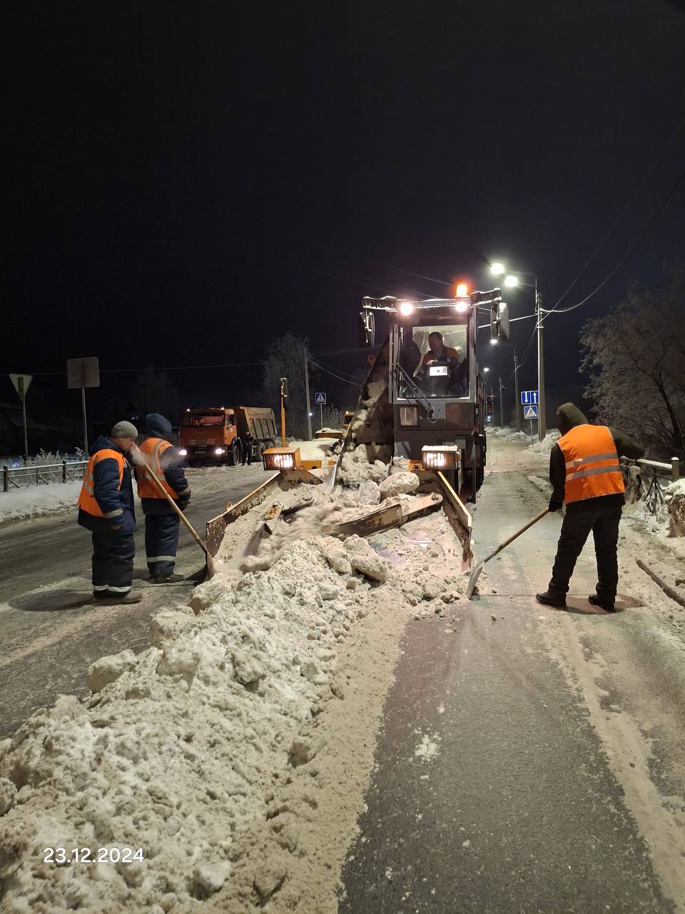 В минувшие выходные с городских дорог было вывезено более 7 800 кубометров снега. Там, где это возможно, проводилась раздвижка и перекидка снега на прилегающие территории.  Сегодня в день будут работать 190 единиц техники и 202 человека — на ручной уборке. Вывоз снега планируется с участков улиц:  — Транссибирской; — Крупской; — 3-й Островской; — Гашека; — Масленникова; — 7-й Северной; — Ленина; — Звездова; — Орджоникидзе ; — Съездовской; — Красный Путь.