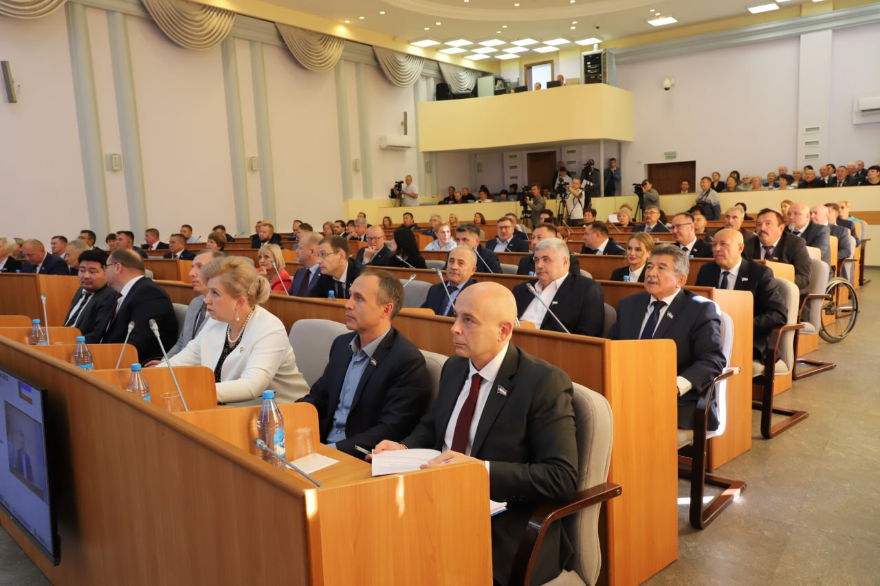 Верховный Совет рассмотрит законопроект об одноуровневой системе муниципальной власти  Группа депутатов Верховного Совета Хакасии внесла на рассмотрение проект закона Республики Хакасия «О территориальной организации местного самоуправления в Республике Хакасия». Он предполагает организацию одноуровневой системы муниципального управления.   При ней вместо муниципальных районов в Хакасии появятся муниципальные округа. Их организуют в границах существующих районов. Сначала жители изберут представительный орган, а затем уже окружные депутаты выберут главу округа из числа предложенных Главой региона кандидатур.   В пояснении к законопроекту сказано, что переход позволит эффективнее управлять ресурсами, развивать инфраструктуру муниципального округа. А также сократит административные барьеры для ведения предпринимательской деятельности, повысит управляемость территориями, сократит расходы на проведение выборов всех уровней.     Вести. Хакасия   Подписаться