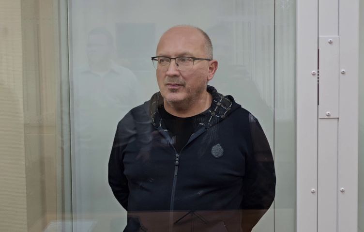 Ещё один пошёл Прогорел на шапках Экс главу вещевого управления Минобороны приговорили к семи годам колонии Владимир Демчик признан виновным во взяточничестве и вымогательстве В 2017 году Минобороны заключило более 20 госконтрактов с Княгининской швейной фабрикой на общую сумму более 500 млн рублей Доказано что за покровительство при заключении контрактов на пошив головных уборов для военных Демчику заплатили 1 млн рублей Это конечно мелкая сошка в сравнении с Тимуром Ивановым но поражает что откаты шли даже за шапки Да и сроки за воровство миллиона и миллиардов почему то почти не отличаются Вика Цыганова