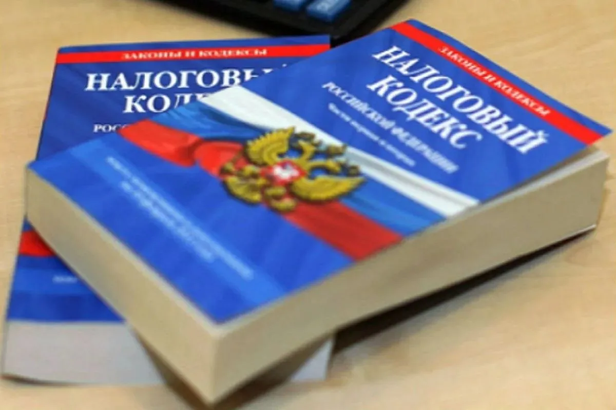 Единая Россия предлагает освободить от штрафов налогоплательщиков не сдавших нулевые декларации Соответствующий пакет законопроектов депутаты фракции внесли сегодня в Государственную Думу Согласно действующему законодательству за непредоставление таких деклараций грозит штраф в размере 1000 рублей При принятии документов от ответственности будут освобождены не только налогоплательщики не сдавшие нулевые декларации но и те кто не отчитался по доходам от продажи или дарения недвижимости По мнению одного из автором проектов законов первого заместителя председателя комитета Госдумы по бюджету и налогам Ольги Ануфриевой законопроекты сформировались с результате системной работы по упрощению налогового администрирования позволяющего с одной стороны обеспечить эффективность налогового контроля и с другой стороны сократить издержки налогоплательщиков Кроме того помимо улучшения положения налогоплательщиков предлагаемые изменения позволят сократить расходы бюджета на процедуру привлечение лица к ответственности что сейчас также крайне важно пояснила первый зампред профильного комитета ГД Подписывайтесь на нас в МАХ ergosdumaofficial