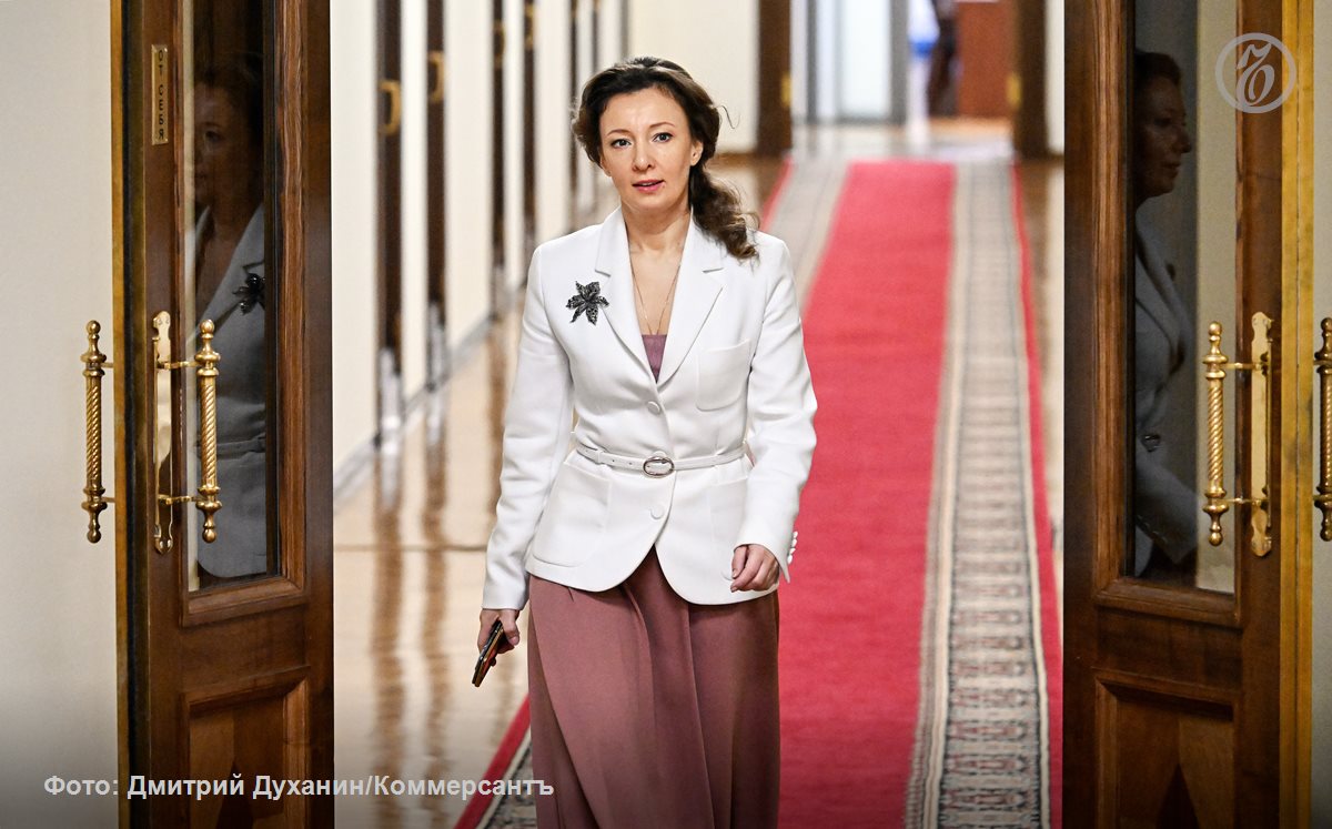 Мы создаем семейную инфраструктуру но без понимания семьи Российское публичное и культурное пространство следует наполнить образами счастливых и желательно многодетных семей К такому выводу пришли участники круглого стола прошедшего 17 февраля в Госдуме Мероприятие открыла вице спикер Госдумы Анна Кузнецова Единая Россия которая обратила внимание собравшихся на отставание ценностных компонентов в части продвижения отцовства и материнства от системы господдержки студенческих и молодых семей Депутаты чиновники и эксперты сошлись во мнении что без идеологической поддержки даже активные демографические усилия властей рискуют не дать желаемых результатов Подписывайтесь на Ъ в Telegram в MAX Оставляйте бусты