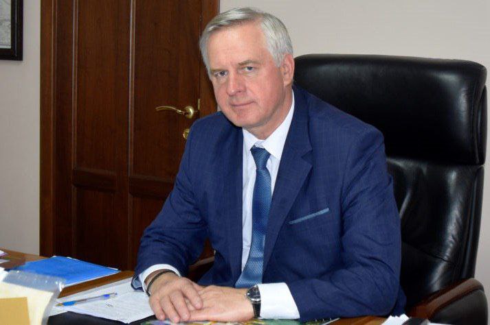 Василий Шмарин вновь избран главой Оренбургского района Совет депутатов подтвердил полномочия Василия Шмарина на посту главы Оренбургского района Он возглавляет муниципалитет с 2015 года и продолжит руководить территорией ещё на новый срок По официальным данным на 23 мая 2025 года численность населения района составляет 120 7 тысячи человек За год прирост составил почти 2 что выделяет Оренбургский район как одну из самых динамично развивающихся муниципальных территорий региона Василий Шмарин имеет более 30 лет опыта работы в системе муниципального и отраслевого управления До назначения в Оренбургский район он руководил Тюльганским районом а также занимал должность в региональном министерстве сельского хозяйства