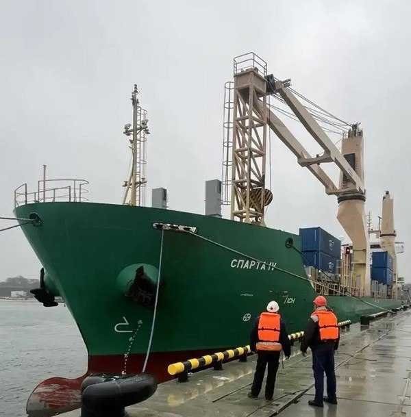 Морской порт Усть Луга в 2025 году снизил перевалку грузов Грузооборот морского порта Усть Луга в Ленинградской области за 2025 г составил 130 5 млн т Это на 3 4 меньше чем за аналогичный период прошлого года следует из данных Ассоциации морских торговых портов АМТП  В целом грузооборот морских портов Балтийского бассейна за 2025 г составил 271 3 млн т что на 0 6 меньше чем в 2024 г При этом объем перевалки сухих грузов вырос на 2 4 до 126 8 млн т а наливных снизился на 3 2 до 144 5 млн т  За 2025 г перевалка грузов в порту Приморск достигла 63 9 млн т это на 5 2 больше чем за 2024 г Большой порт Санкт Петербург также нарастил грузооборот на 3 до 54 6 млн т В порту Высоцк зафиксировано снижение грузооборота на 6 6 до 11 6 млн т Росморпорт Telegram Max