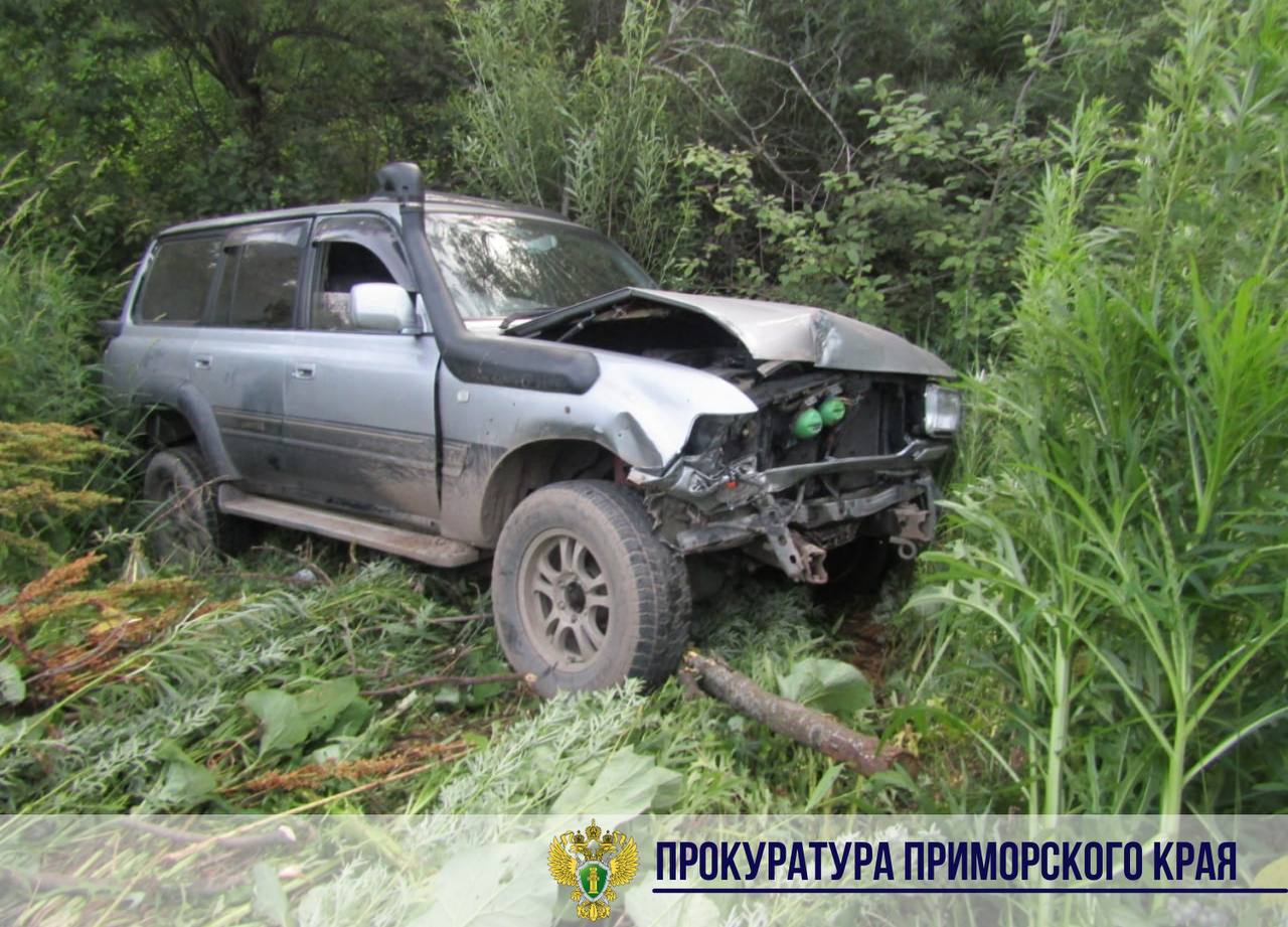 Прокуратура обжалует условное наказание виновнику «пьяного ДТП», в котором пострадал малолетний ребенок  Житель п. Тавричанка, 1985 г.р., осужден по п. «а» ч. 2 ст. 264 УК РФ  нарушение лицом, управляющим автомобилем, правил дорожного движения, совершенное лицом, находящимся в состоянии опьянения, повлекшее по неосторожности причинение тяжкого вреда здоровью человека .  ℹ  Мужчина признан виновным в том, что в июле 2021 года он в состоянии алкогольного опьянения управлял Toyota Land Cruiser на ул. Колхозной в п. Тавричанка и во время обгона совершил столкновение с, двигавшимся во встречном направлении Suzuki Alto.  В результате ДТП водителю и пассажирам Suzuki причинены телесные повреждения различной степени тяжести, двум — тяжкий вред здоровью, в том числе ребенку, 2017 г.р.   Медицинское освидетельствование выявило у водителя 1,817 мг/л алкоголя в выдыхаемом воздухе, что соответствует тяжелому алкогольному опьянению.    Государственный обвинитель ориентировал суд на необходимость назначения наказания в виде реального лишения свободы на 4 года, данную позицию также поддержали и потерпевшие.  По результатам рассмотрения уголовного дела по существу суд назначил осужденному наказание в виде лишения свободы на 3 года условно, с испытательным сроком 3 года, с лишением права заниматься деятельностью, связанной с управлением транспортными средствами на 2 года.  Также суд частично удовлетворил иски потерпевших, взыскав с осужденного в общей сложности 2,7 млн рублей компенсации морального вреда.    В связи с чрезмерной мягкостью назначенного наказания прокуратура района в ближайшее время намерена обжаловать приговор в апелляционном порядке.