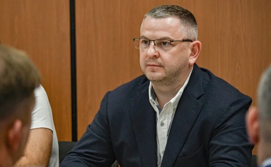 Илларион Гапицонов стал новым лицом севастопольского бокса Бывший член городского правительства назначен председателем Севастопольской региональной общественной организации Федерация бокса  После отставки с поста главы капстроя Севастополя и работы на новых территориях он практически пропал из виду Тогда же всплыло уголовное дело о его старом бизнесе в Керчи Однако суды не только оправдали Гапицонова но и признали за ним право на реабилитацию ForPost ForPost в MAX