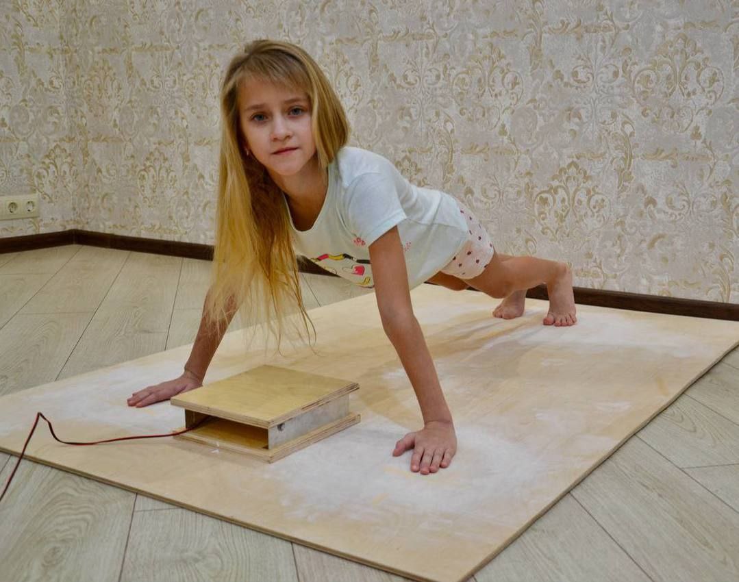 Школьница из Краснодара побила общероссийский рекорд по отжиманиям 8-летняя София из Краснодара удивила всю страну, сделав 2524 отжимания подряд! Её достижение не только превзошло прошлый рекорд 1510 отжиманий, принадлежавший девочке из Перми , но и было официально зафиксировано в Книге рекордов России. Несмотря на то что София ещё первоклассница, она наглядно показала: целеустремлённость и способностью творить невозможное! Югополис Прислать фото или видео Читайте нас на сайте ЮГОПОЛИС