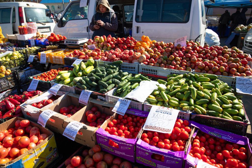 Свежие продукты от местного производителя можно приобрести в эти выходные на продовольственных ярмарках. Фермеры будут ждать своих покупателей с 9:00 до 20:00.     Как сообщили в управлении развития предпринимательства и потребительского рынка, на ярмарках будет предложен широкий ассортимент овощей, фруктов, а также мясной, молочной и рыбной продукции. Горожане также смогут приобрести домашние кулинарные изыски и сладости к чаю.     В субботу, 15 марта, домашняя продукция будет представлена на ярмарке в районе Жигура, 2б, а также в центре города на Верхнепортовой, 2г.     В воскресенье, 16 марта, ярмарка развернется по адресам: Жигура, 2б, Верхнепортовой, 2г и Басаргина, 15.