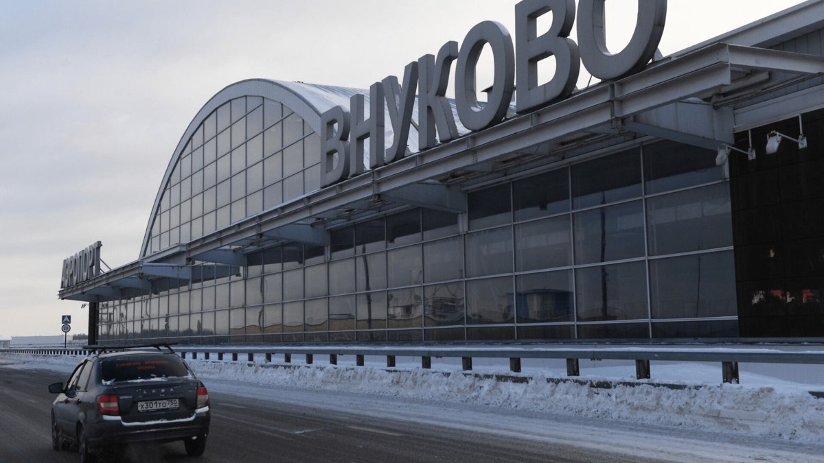 Российские авиакомпании попросили Минтранс и Минфин продлить особый режим эксплуатации самолётов которые находятся в собственности зарубежных лизингодателей Ведомства пока ответ не дали В авиаотрасли полагают что постановление продлят так как это стратегический вопрос в условиях санкций vc ru transport 2649695