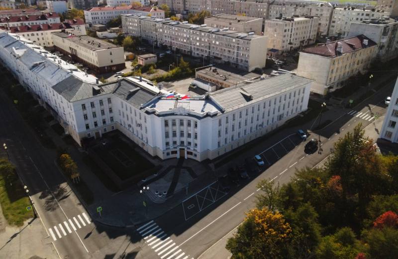 Город без хаоса На заседании градостроительного совета напомнили, что столице Колымы необходимо быть чистой, ухоженной и современной. Несмотря на «зелёную зону» в федеральном рейтинге качества городской среды, Магадану ещё есть куда расти. В будущем ожидается борьба с самостроем, хаотичной рекламой, грязными дворами и обшарпанными фасадами. Источник