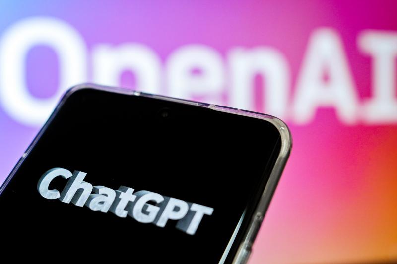 Обновление ChatGPT: нейросеть научилась искать в интернете по картинкам и давать более точные ответы Теперь ChatGPT лучше понимает контекст, точнее следует инструкциям и реже повторяется в беседах. При сложных запросах ИИ выполняет параллельные поиски для формирования оптимального ответа. Главная фишка — мультимодальная функция позволяет пользователям загружать изображения для поиска информации. КИБЕРФРОНТ.