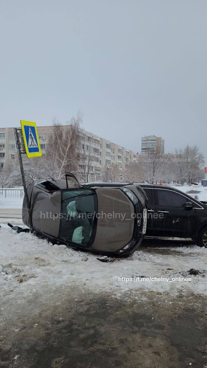 Две легковушки всмятку: в Челнах произошло жесткое ДТП  На место происшествия прибыла скорая помощь и пожарные  Подробнее