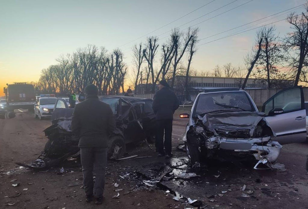 В Динском районе выезд на встречку привел к смертельной аварии.  Сегодня утром на участке автодороги «ст. Нововеличковская – с. Долиновское" 56-летний водитель «Мерседеса», двигавшийся со стороны станицы Нововеличковской в сторону станицы Новотитаровская, выехал на встречку и столкнулся с «Фиатом» под управлением 32-летнего водителя. Водитель «Мерседеса» скончался до приезда скорой помощи. Проводится проверка.