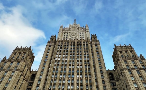 В МИДе России указали на низшую точку в отношениях Москвы и Берлина В этом министерство иностранных дел обвинило власти ФРГ В Берлине сделали ставку на политику реванша и разрыв складывавшихся десятилетиями многоплановых связей между нашими странами вознамерились нанести России стратегическое поражение заявил замглавы МИДа Дмитрий Любинский после встречи с руководством общества Россия Германия По его словам немецкие дипломаты и некоторые другие их коллеги вот уже несколько лет подряд голосуют в Нью Йорке против проекта резолюции Третьего комитета Генассамблеи ООН посвящённой борьбе с героизацией нацизма и ненацизмом дух прусского милитаризма снова витает над Берлином Подписаться на Говорит Москва Telegram VK MAX