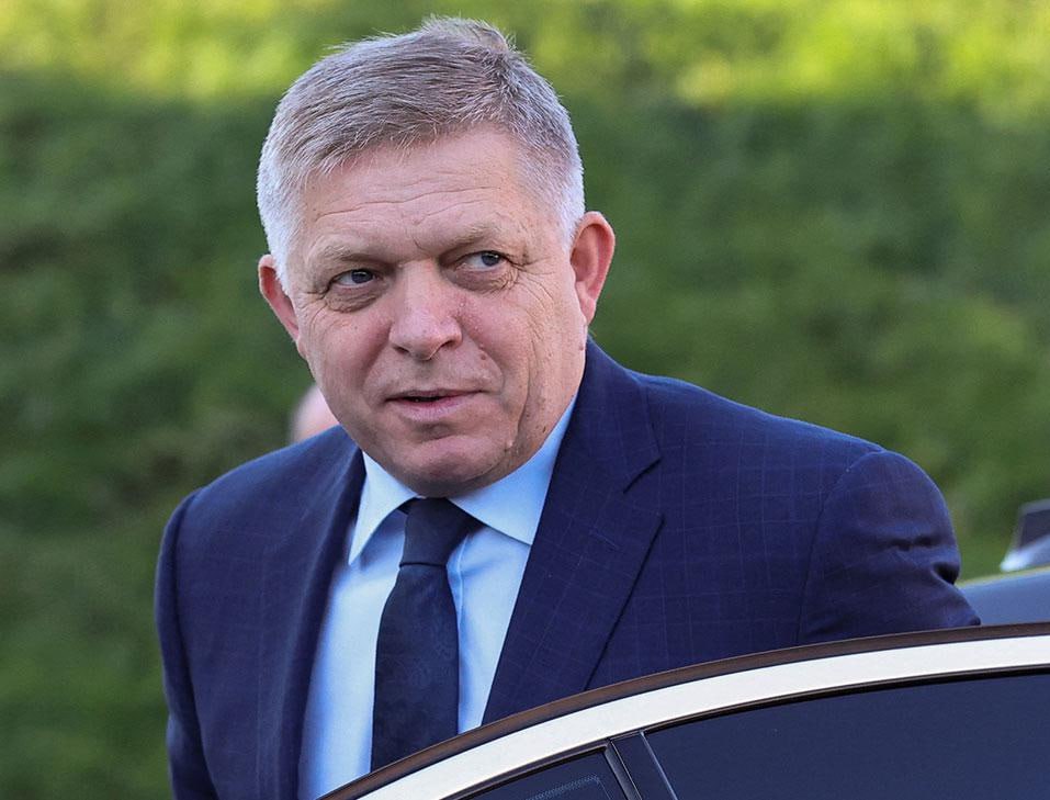Проблемы со здоровьем, судя по всему, возникли и у Фицо, пережившего покушение год назад — политик отказался от участия в торжествах по случаю Первомая, кроме того, были отменены и другие мероприятия с премьер-министром Словакии О причинах изменений в программе Фицо официальные источники не сообщают. До этого премьер Словакии рассказывал о проблемах со здоровьем, начавшихся после покушения. Фицо вместе с Вучичем собирались приехать 9 мая на парад Победы в Москве.