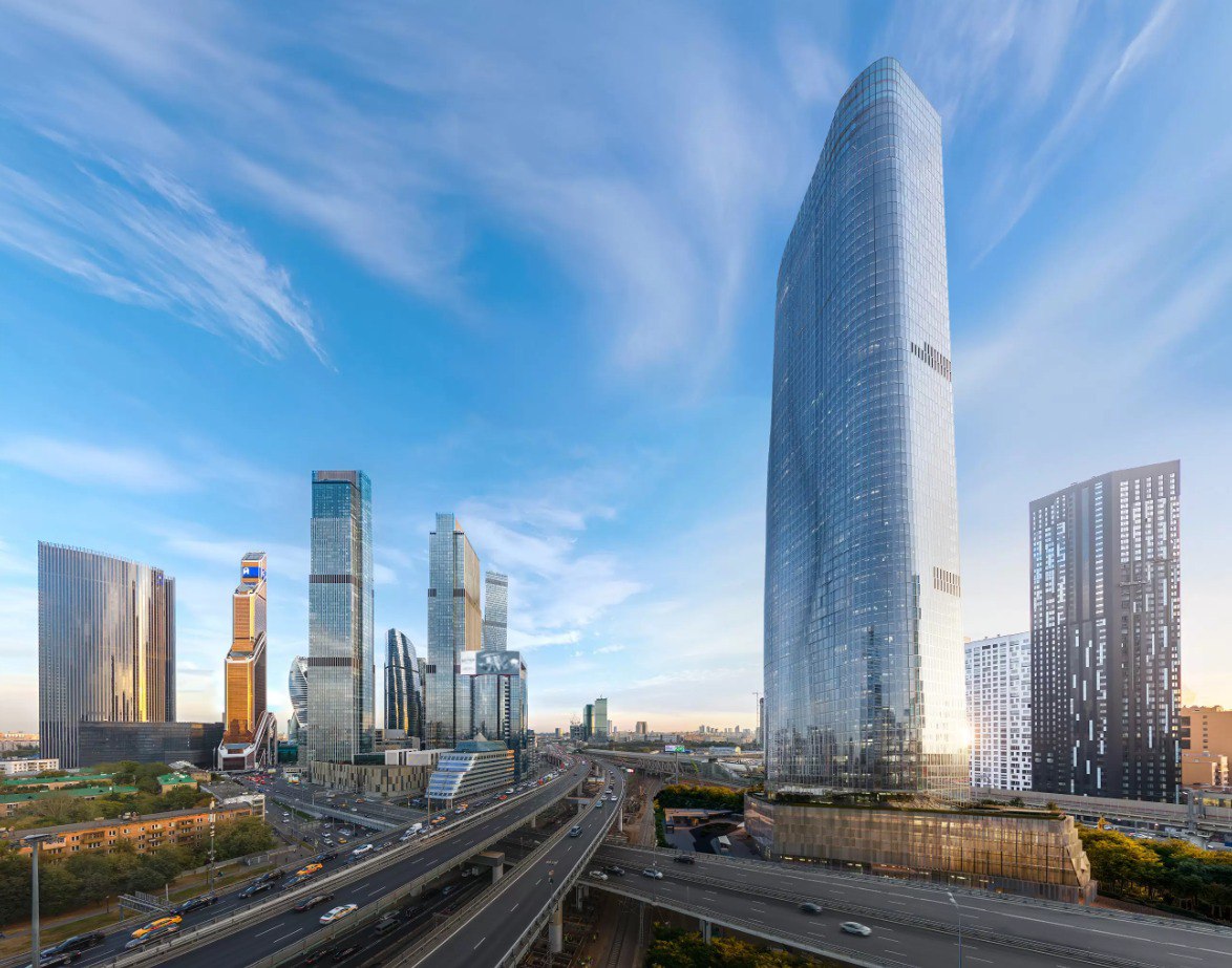 Рядом с деловым центром Москва Сити появится новый небоскрёб TOP Tower высотой 299 метров и с 64 этажами Проект реализует девелопер MR Group а архитектуру разработало венское бюро Coop Himmelb l au совместно с ТПО Прайд Башня расположится между Третьим транспортным кольцом и железнодорожными путями МЦД рядом со станциями Тестовская и Шелепиха Небоскрёб станет вторым по высоте зданием в Москве выше будет только штаб квартира Wildberries Russ Форма здания вдохновлена волной фасад полностью застеклён и оснащён интеллектуальной подсветкой изменяющей цвет в зависимости от времени суток На шестом этаже обустроят зелёный парк а под зданием и над ним разместят парковки TOP Tower станет частью кластера iCity продолжая развитие деловой зоны на западе столицы Завершить строительство планируется к концу 2029 года moscowlenta