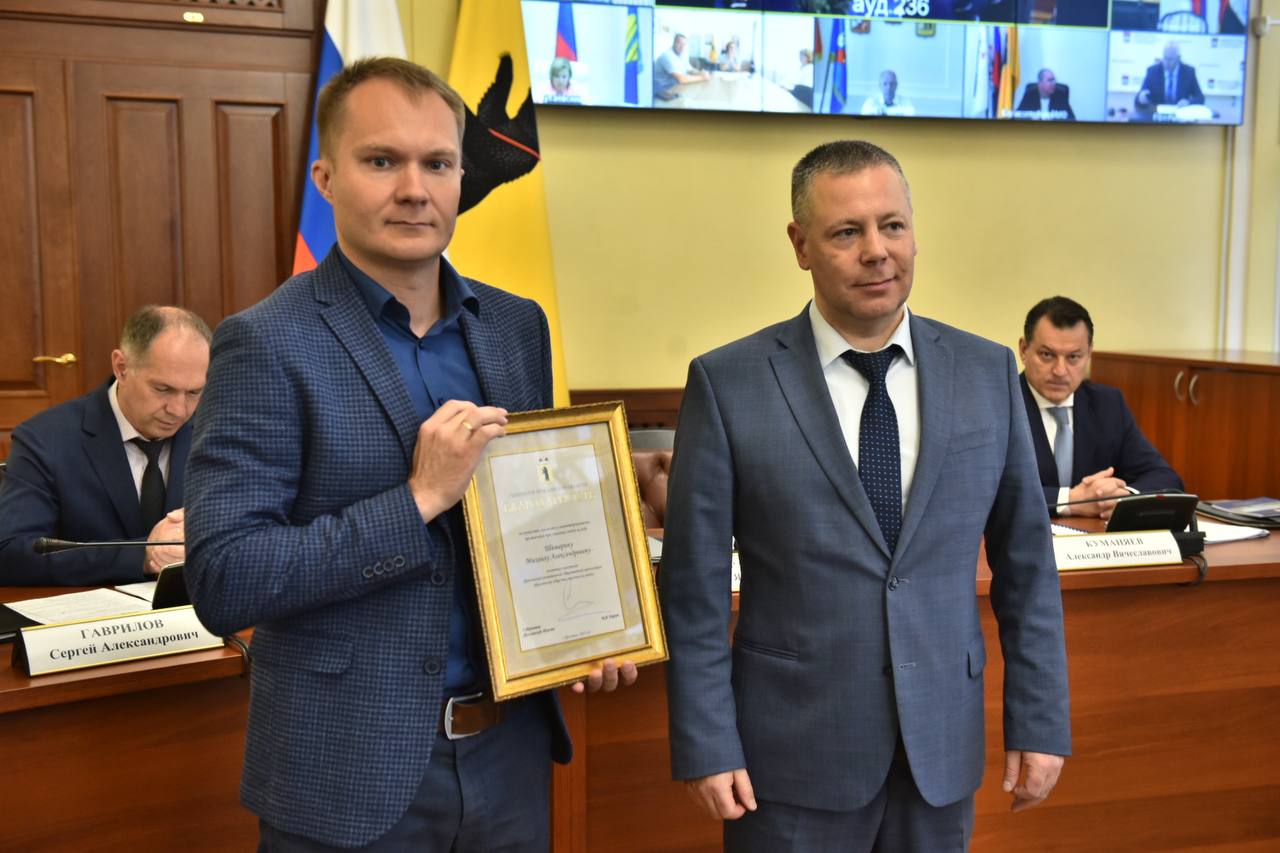 На заседании антитеррористической комиссии вручил благодарности волонтерам-спасателям Александру Мокроусову и Михаилу Шамарину. 28 июня во время тренировки по вейксерфингу Александр и Михаил увидели, как на реке Которосли перевернулся катер, и в воде оказались несколько человек, включая ребенка. Не раздумывая они бросились на помощь. Мужчины помогли вытащить девочку из воды и провели сердечно-легочную реанимацию. Благодаря их слаженным действиям ребенок остался жив. Александр Мокроусов и Михаил Шамарин – члены Ярославского общества спасания на водах. Они прошли специальную подготовку и освоили навыки оказания первой помощи и спасательных работ. Сейчас добровольцы общества, а это более 300 человек, дежурят на всех пляжах Ярославля и области. От всей души благодарю Александра и Михаила за их мужество, неравнодушие и профессионализм! А жителей области прошу соблюдать все требования безопасности во время отдыха на воде.