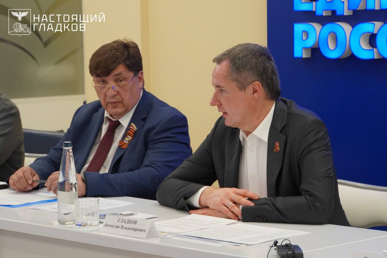 Провел заседание президиума регионального политсовета партии «Единая Россия». Приняли решение: все средства, выделенные на рекламу и агитационную кампанию этого года, направить в наш Фонд помощи раненым детям. Предлагаем последовать этому примеру другим региональным отделениям политических партий, которые будут принимать участие в выборах.