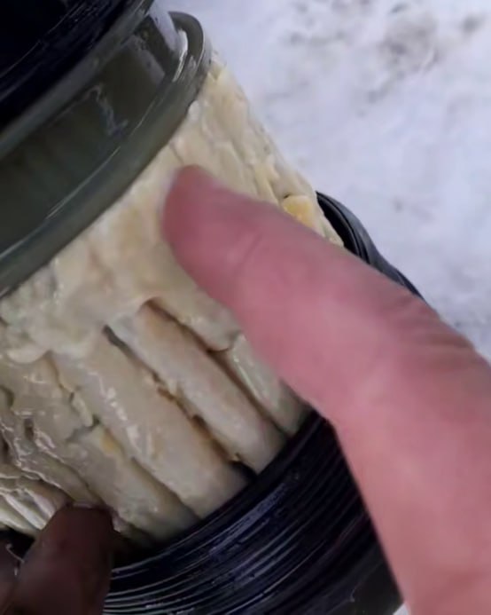 Инспекторат по надзору за непищевыми продуктами и защитой прав потребителей инициировал внеплановые проверки автозаправочных станций после жалоб граждан на возможное несоответствие качества дизельного топлива Сигналы поступали через Единый центр обращений потребителей и активно распространялись в соцсетях где публиковались видео с претензиями к отдельным АЗС Основная цель инспекций проверить соблюдение норм законодательства о качестве топлива и выявить нарушения чтобы применить соответствующие меры Итоги проверок будут представлены официально обеспечивая прозрачность и доступность информации для всех потребителей Водителей столкнувшихся с подобными проблемами призывают обращаться по телефону 022 51 51 51 или лично по адресу г Кишинёв ул Василе Александри 78