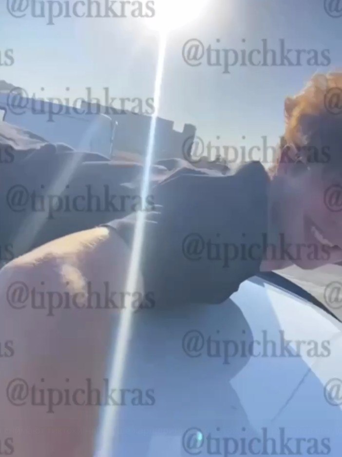 Полиция Краснодара инициировала проверку после видео с подростками на крыше авто Краснодарская полиция проводит проверку после видео из соцсетей где подростки снимают ролик для тиктока сидя на крыше каршерингового автомобиля движущегося со скоростью 100 км ч Инцидент произошел на улице Нарыкова в районе Знаменского Опасные кадры попали в интернет и привлекли внимание правоохранителей Сотрудники полиции устанавливают личность водителя транспортного средства После завершения разбирательства его привлекут к административной ответственности за нарушение правил перевозки людей