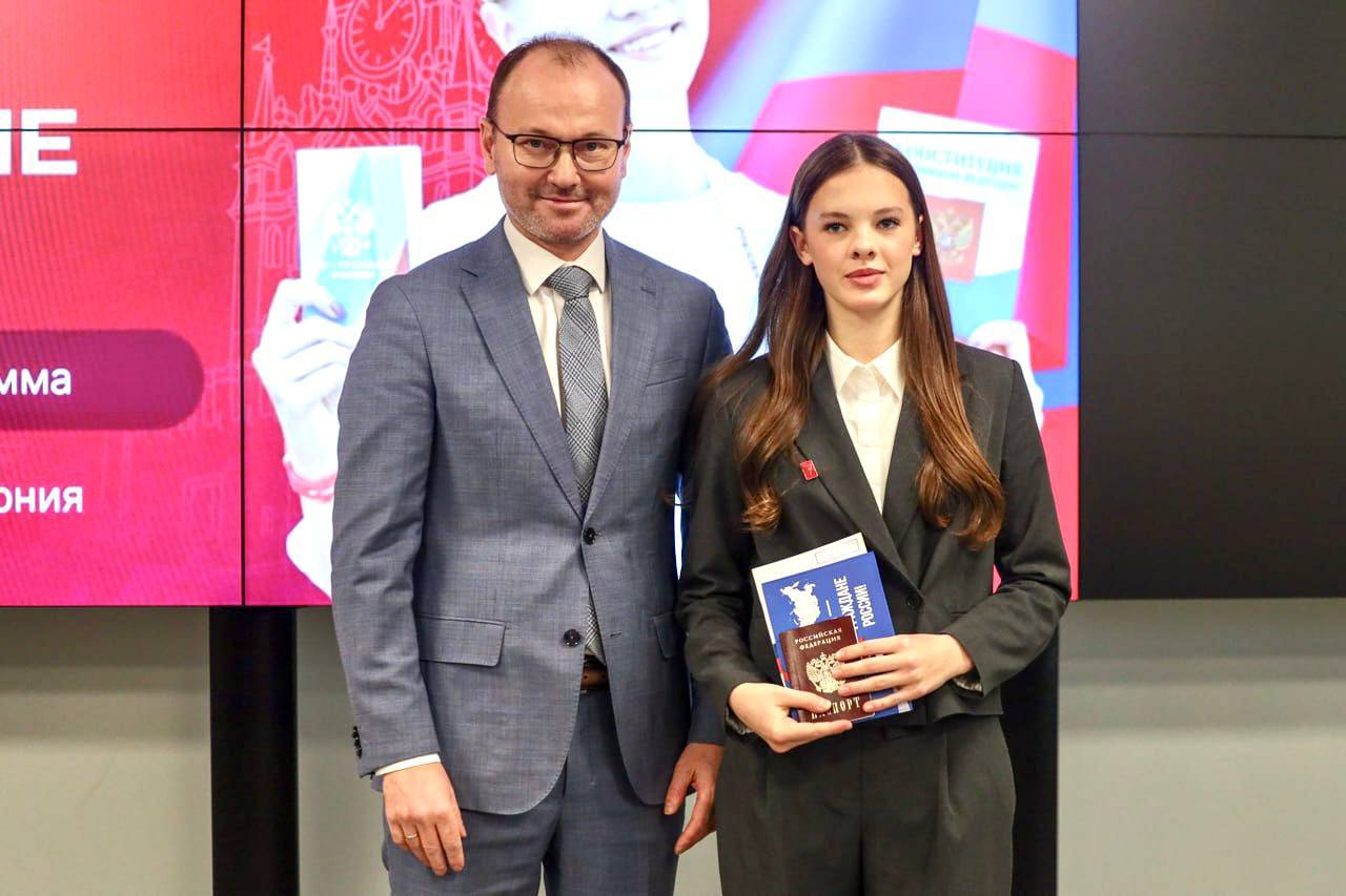 В преддверии Дня Конституции Российской Федерации министр спорта Сахалинской области Артём Владимирович Подшивалов торжественно вручил паспорта молодым спортсменам региона среди которых была и Елизавета Беспамятных гимнастка спортивной школы Сахалин Юные спортсмены стали гордостью Сахалинской области и обещают продолжать радовать своими достижениями Свой паспорт я получил достаточно давно но сегодня наблюдая за ребятами испытал трепет и гордость как будто сам переживаю это важное событие отметил Артём Подшивалов во время церемонии Он подчеркнул что паспорт гражданина Российской Федерации это не просто документ а символ связи с великой страной и её будущим Артём Владимирович Подшивалов от всей души поздравил молодёжь с получением главного документа гражданина России и пожелал им дальнейших успехов в спорте и жизни ogausakh